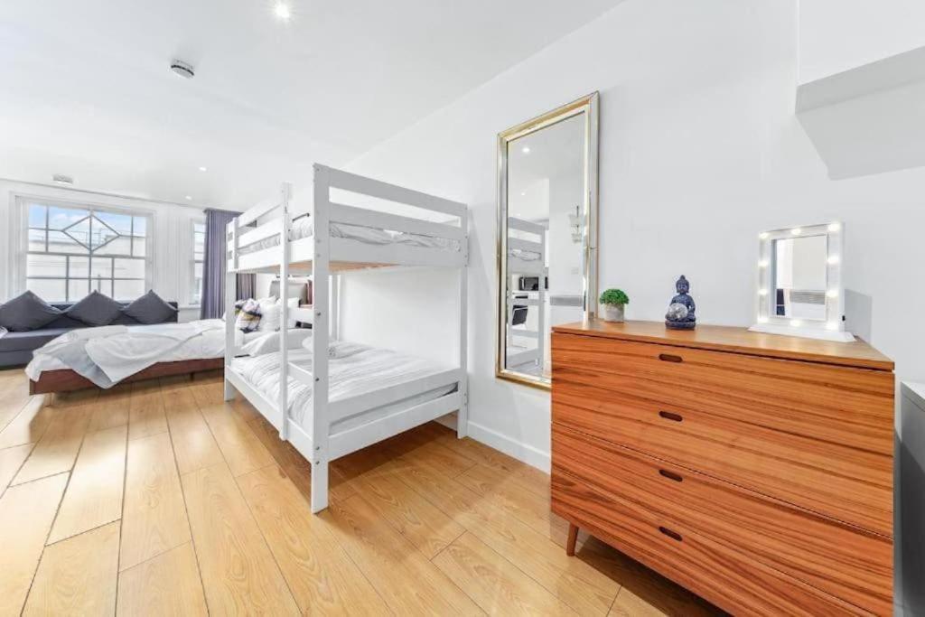 1 Bedroom Flat Piccadilly Sleep 7 In London Vr10 Exterior photo