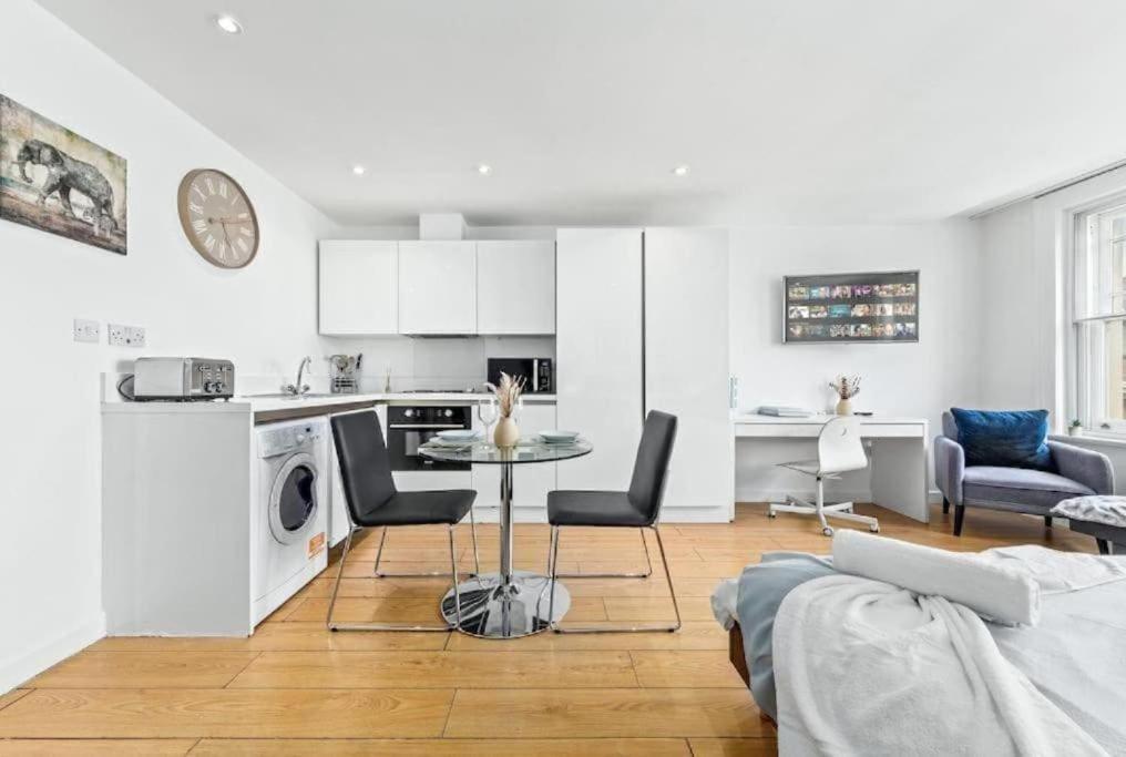 1 Bedroom Flat Piccadilly Sleep 7 In London Vr10 Exterior photo